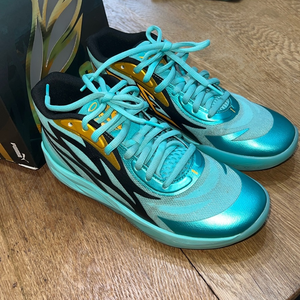 LaMelo ball shoes Sz 8. WB